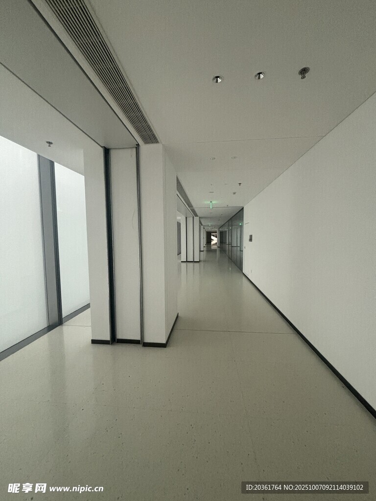 现代空旷走廊室内场景