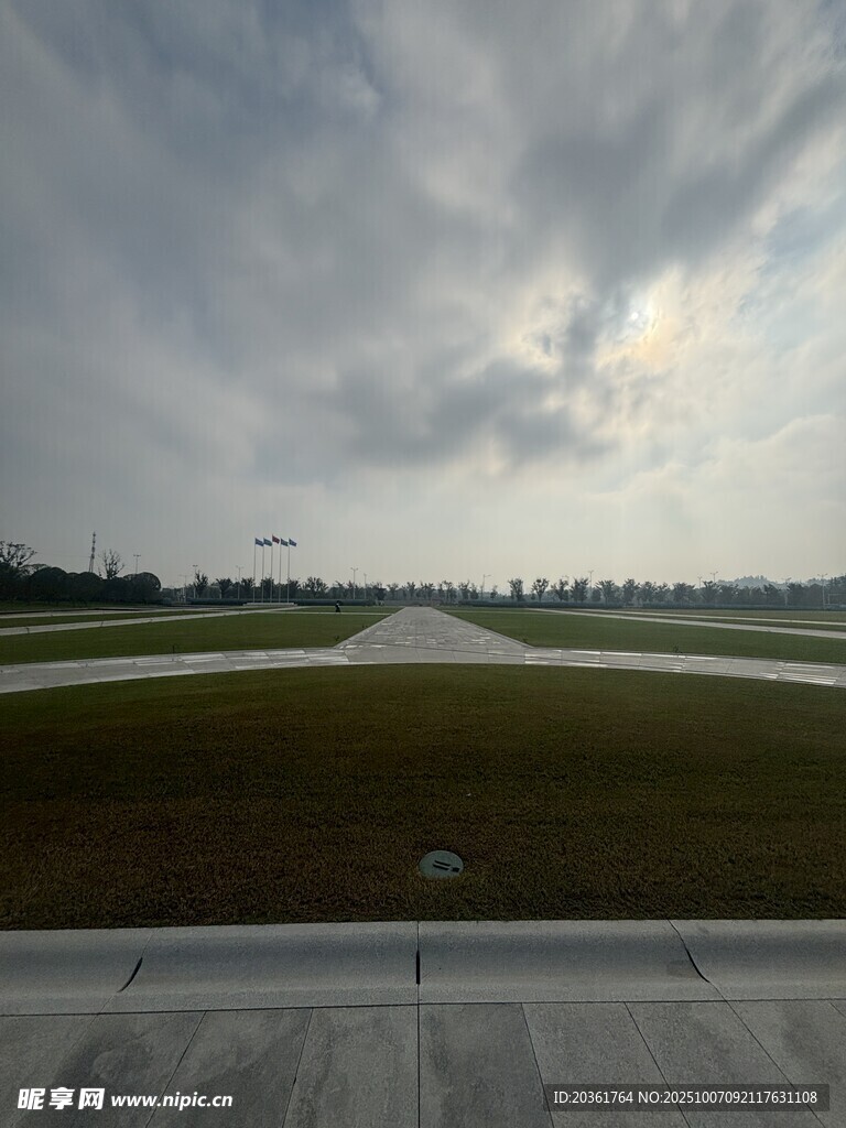 机场跑道上空的多云景象
