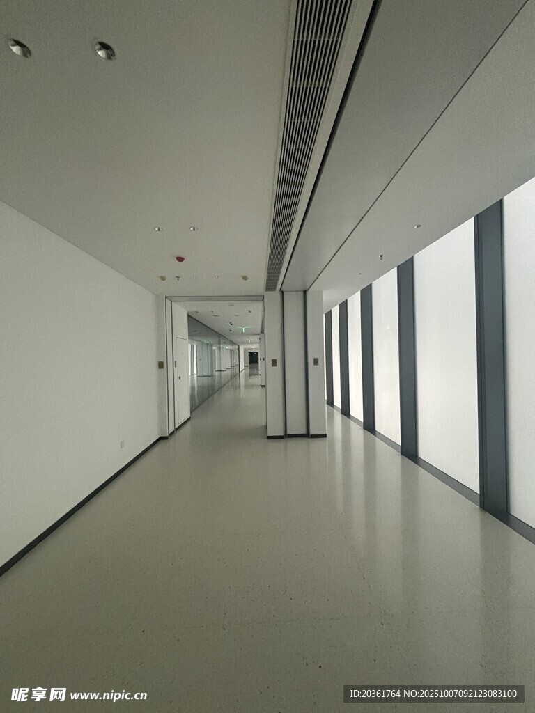 现代简约风格空旷走廊