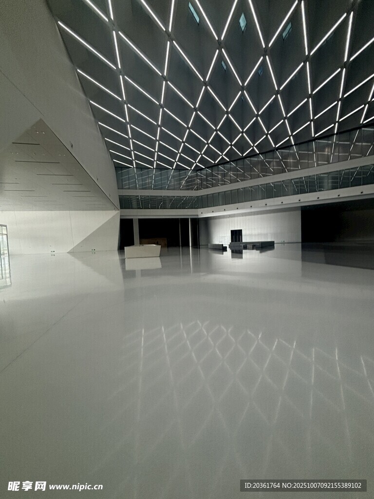 现代简约风格的空旷室内空间
