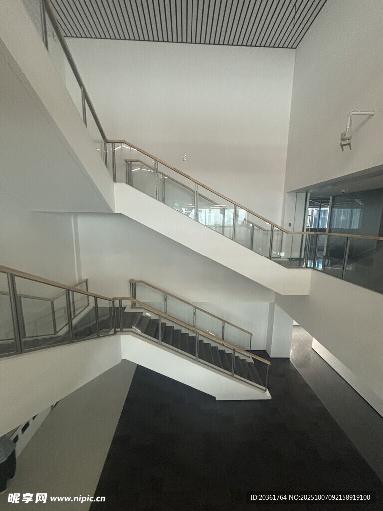 现代风格室内多层楼梯