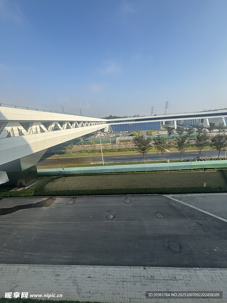 现代桥梁下的开阔道路