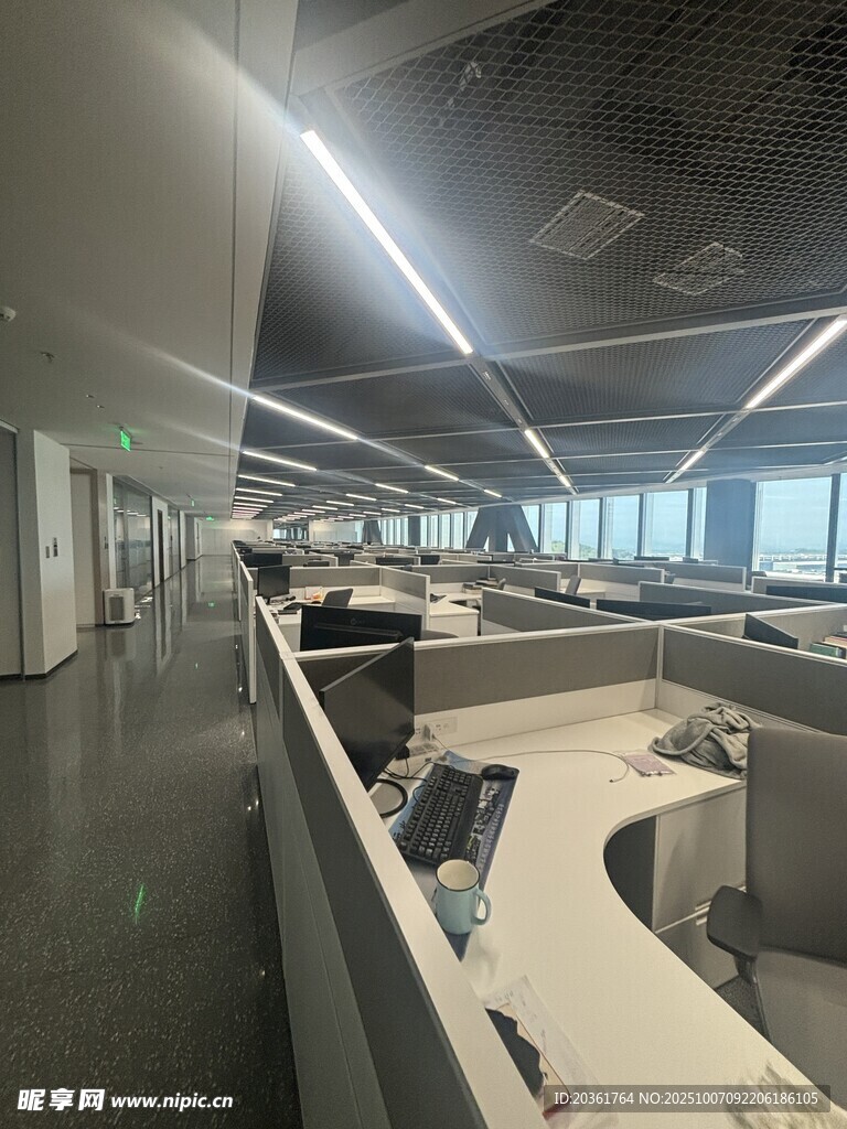 现代办公区开放式工位场景