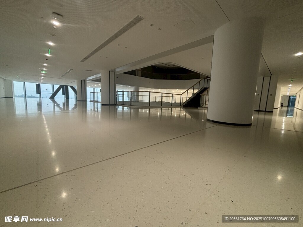 现代宽敞的室内大厅空间