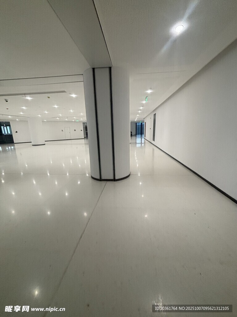 空旷现代的室内走廊空间