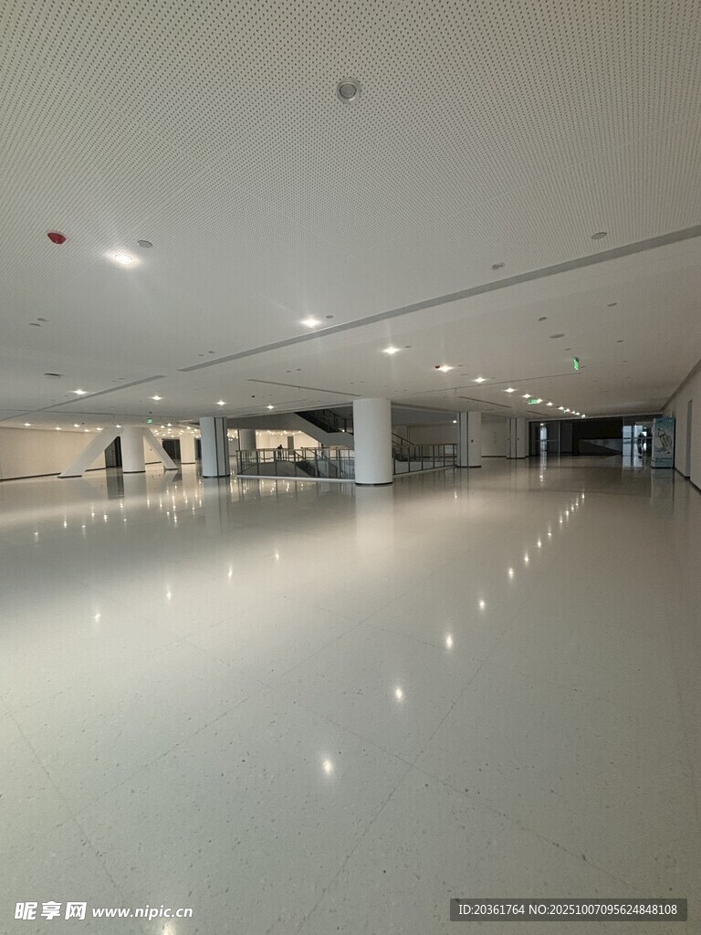 宽敞明亮的现代化室内空间