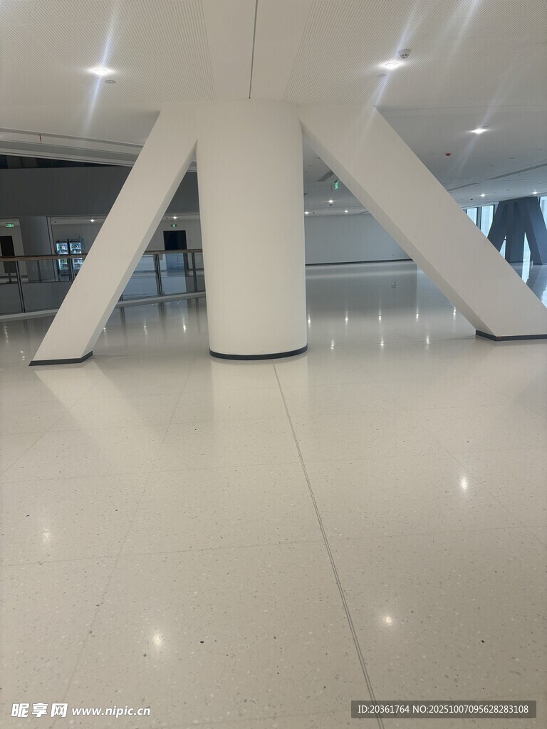 现代简约风格室内白色立柱