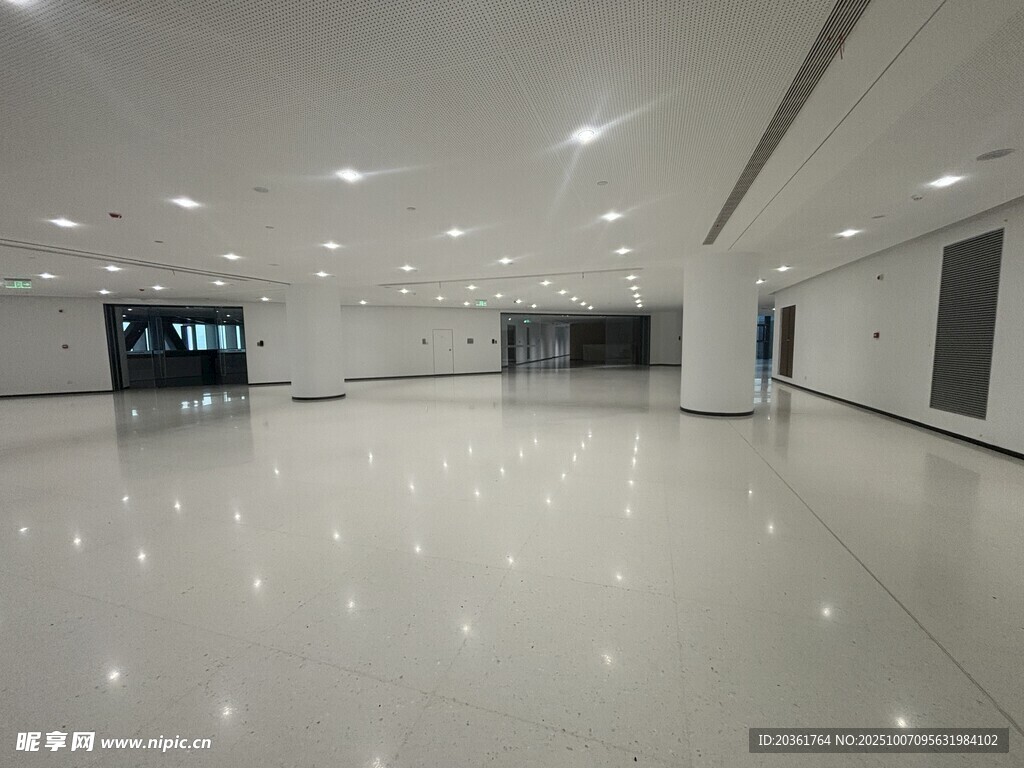 空旷洁净的现代化室内空间