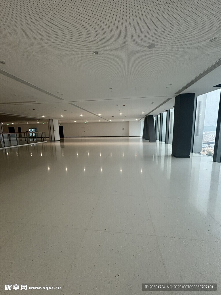 宽敞明亮的现代化室内空间