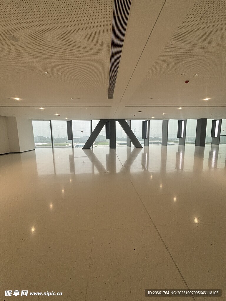 宽敞明亮的现代化室内空间