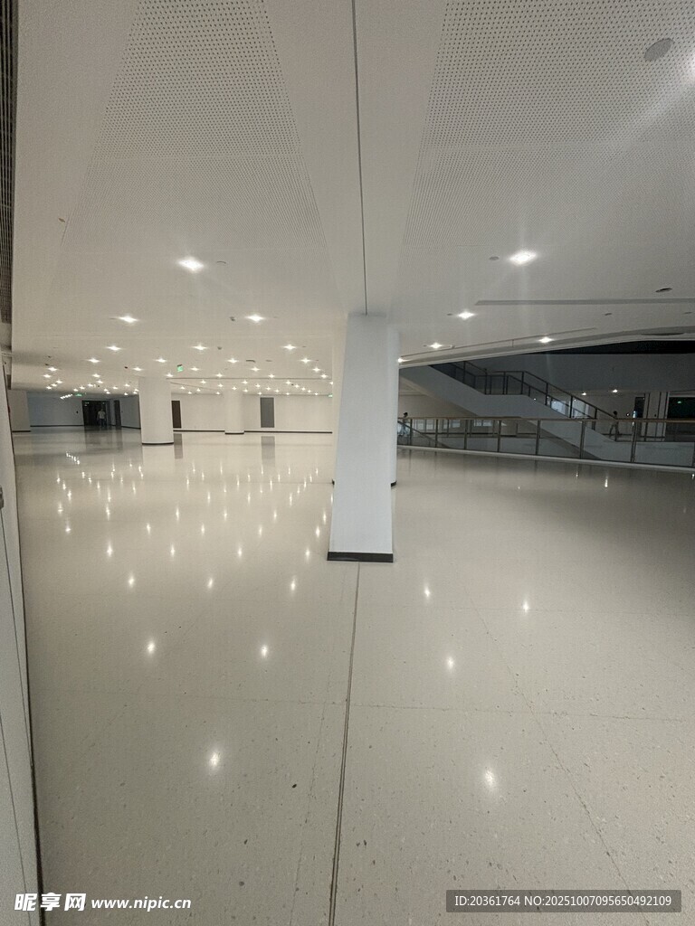 现代光亮室内走廊空间