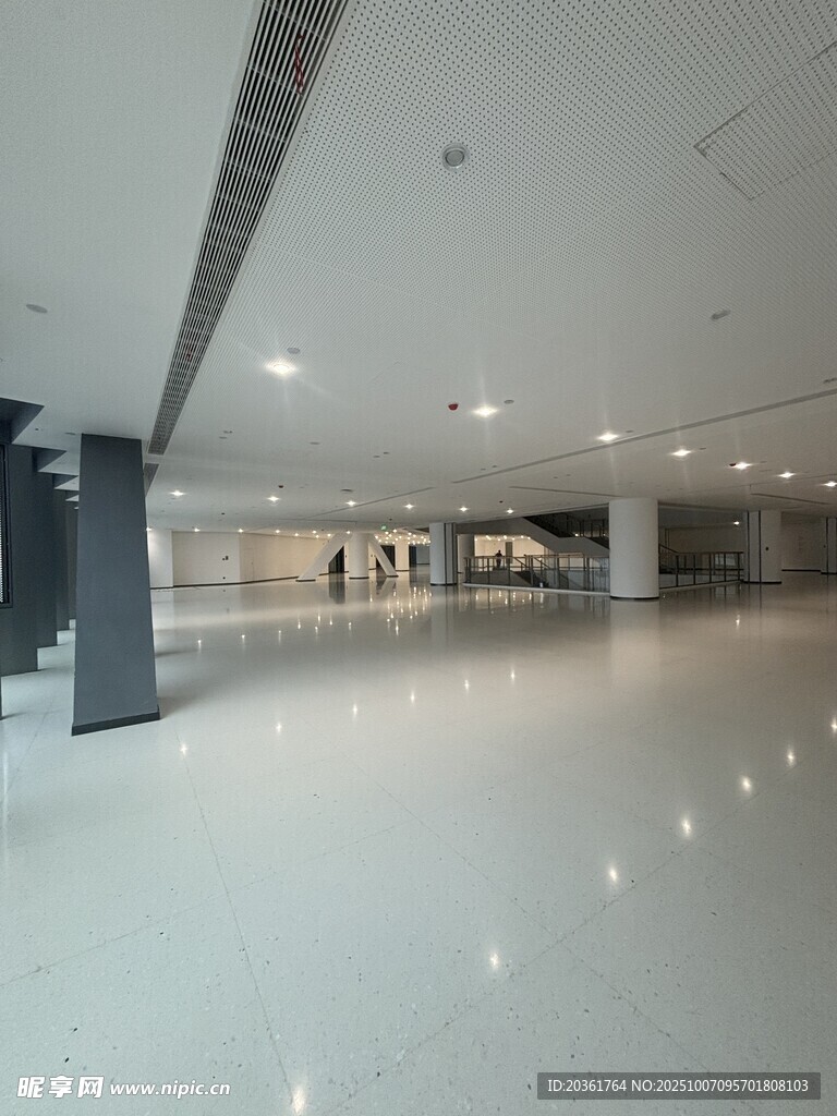 宽敞明亮的现代化室内空间