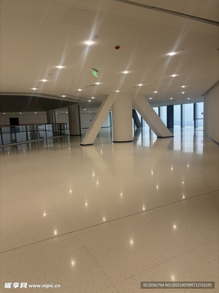 现代宽敞明亮的室内空间