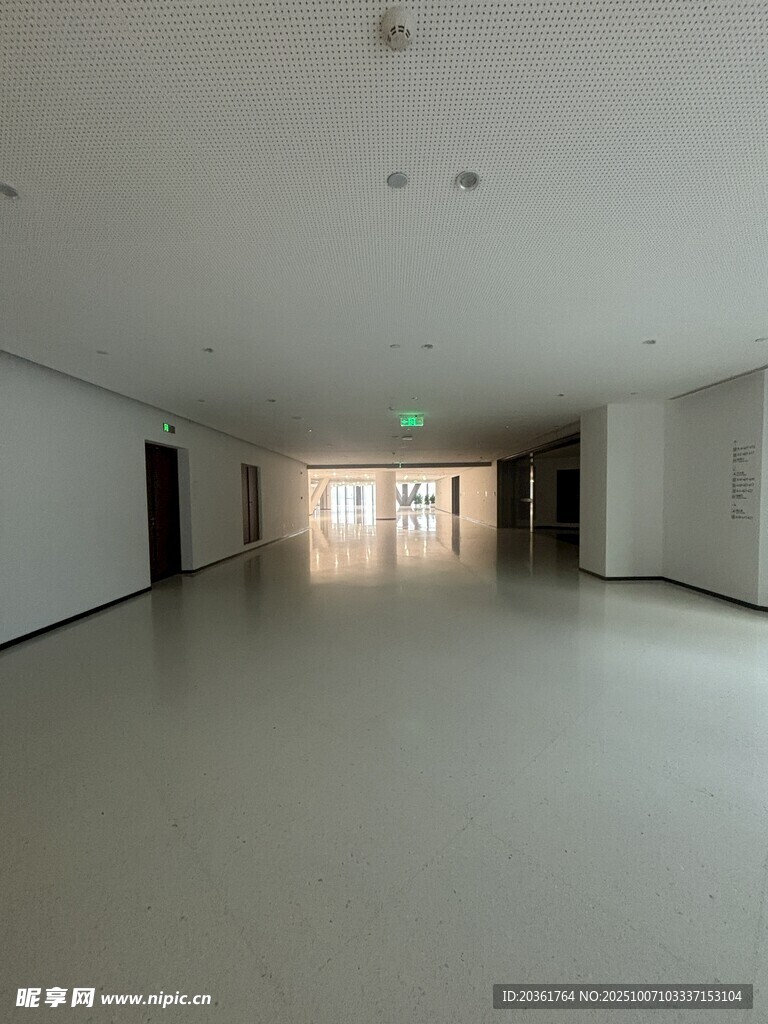 空旷宽敞的室内走廊空间