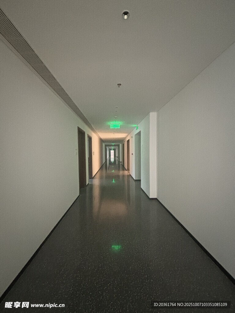 现代简约风格的空旷走廊