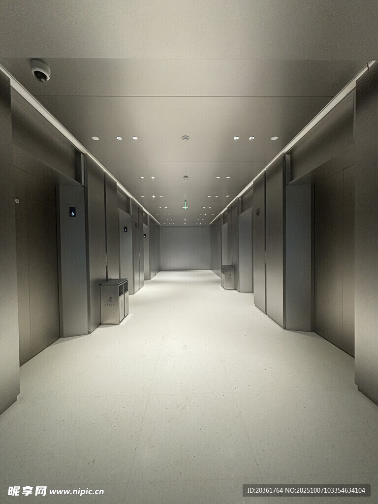 空旷现代感的狭长走廊空间