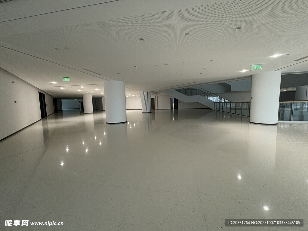 空旷洁净的现代化室内空间