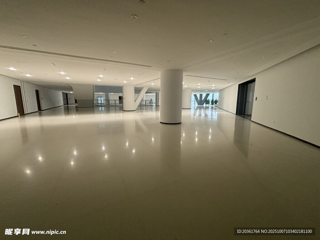 宽敞明亮的现代化室内空间