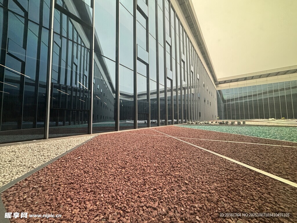 现代建筑旁的红色步道