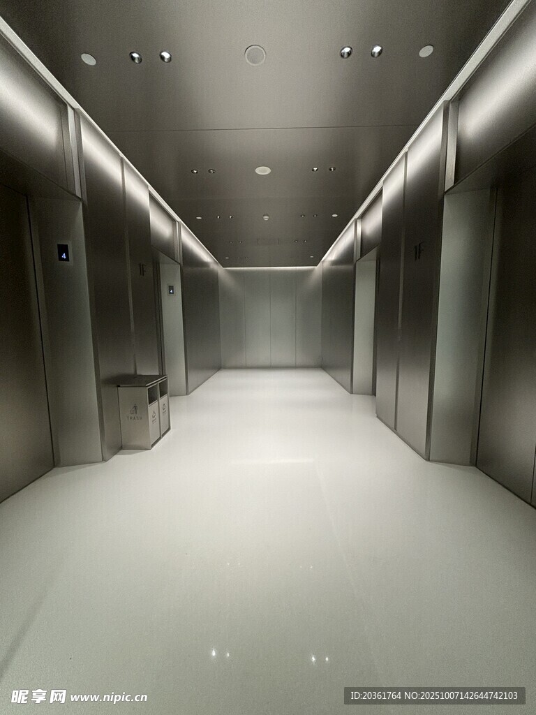 现代金属质感空旷电梯空间