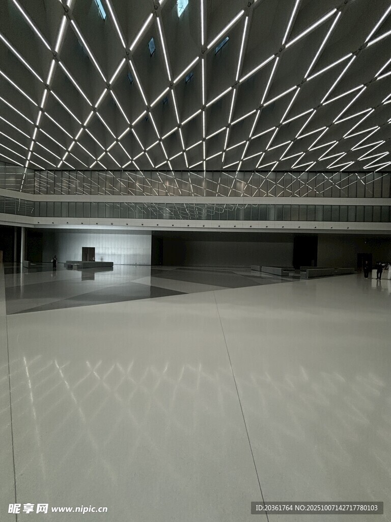 现代空旷室内建筑空间