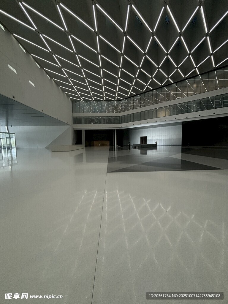 现代简约风格的空旷大厅