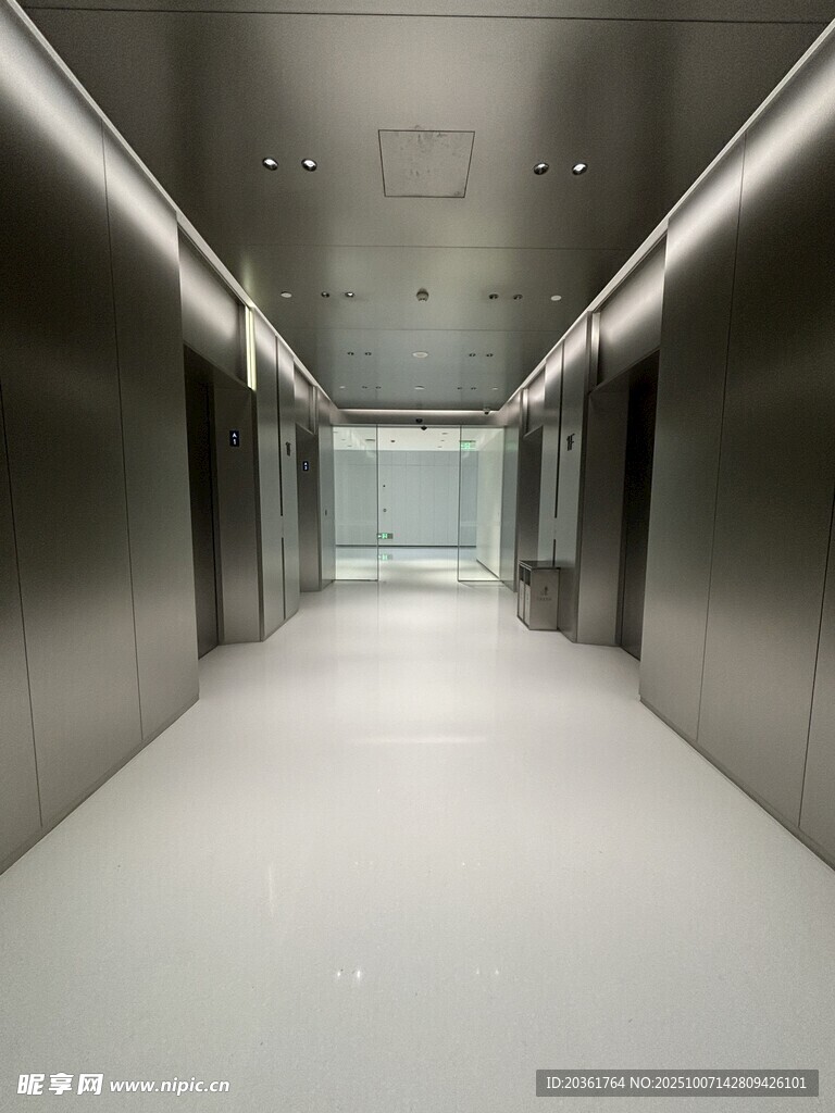 现代金属质感空旷走廊