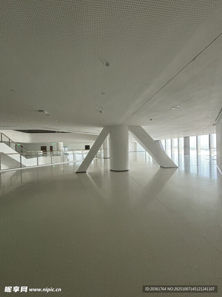 现代简约风格空旷室内空间