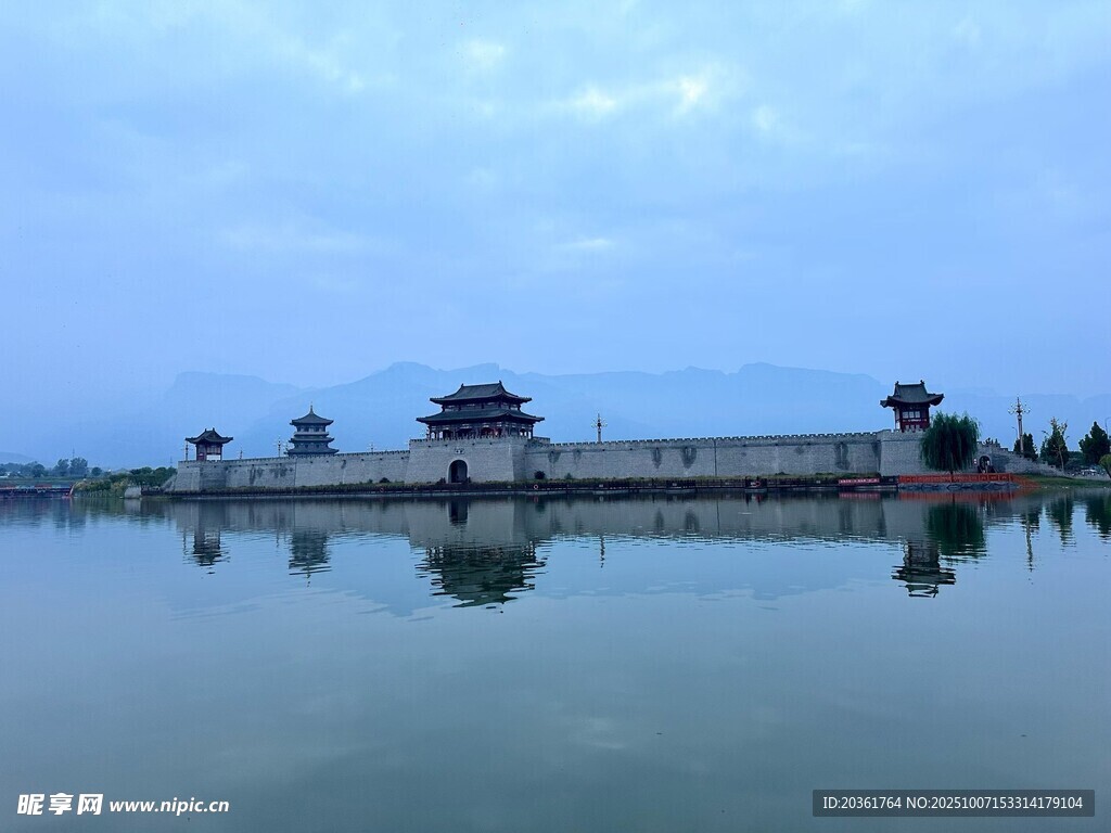 湖畔古建筑倒影美景