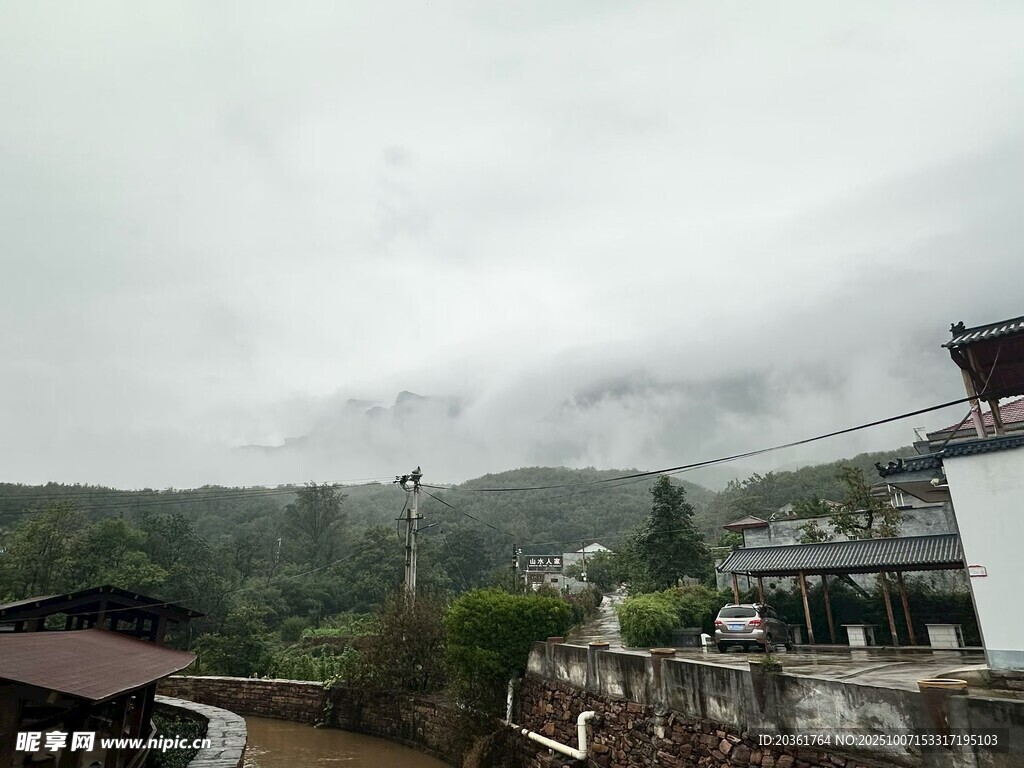 山间云雾缭绕的村落景致