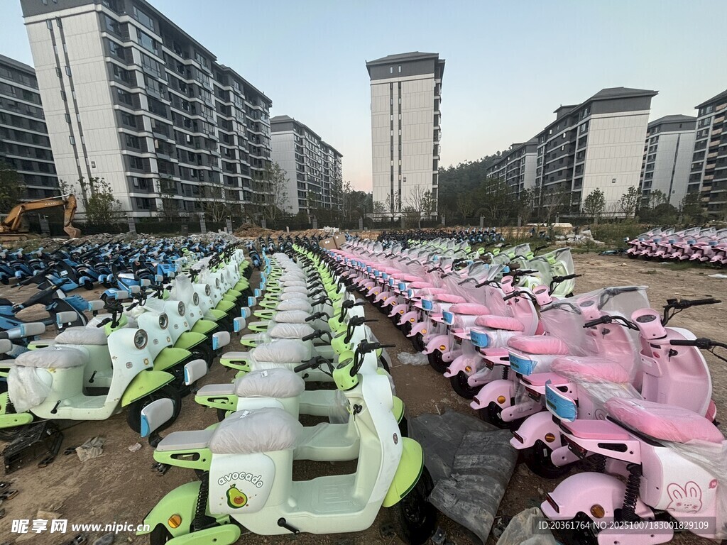 户外停放的多彩儿童电动车