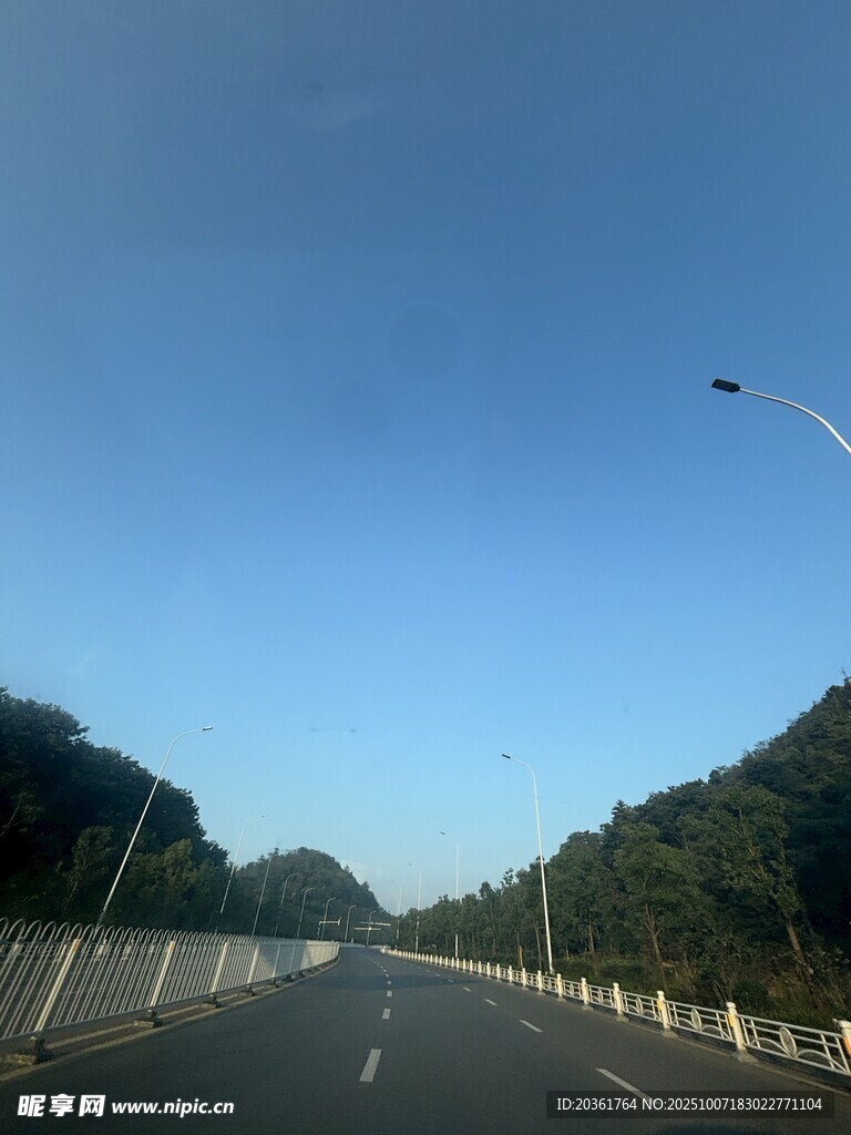 宽阔公路延伸向远方