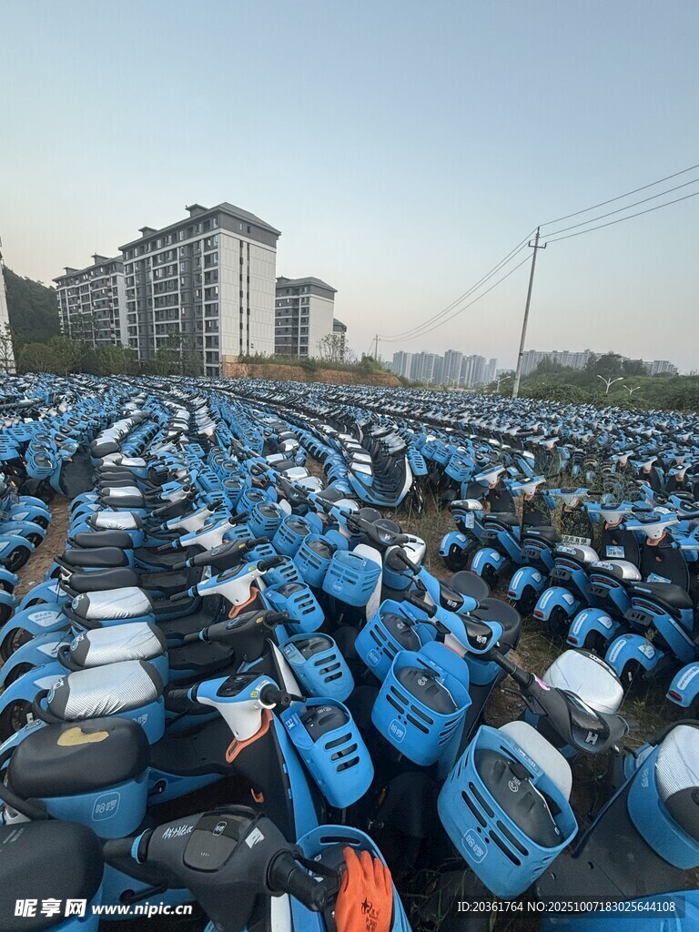 海量蓝色电动车停放场景