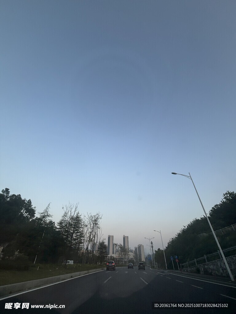 清晨道路行车风景