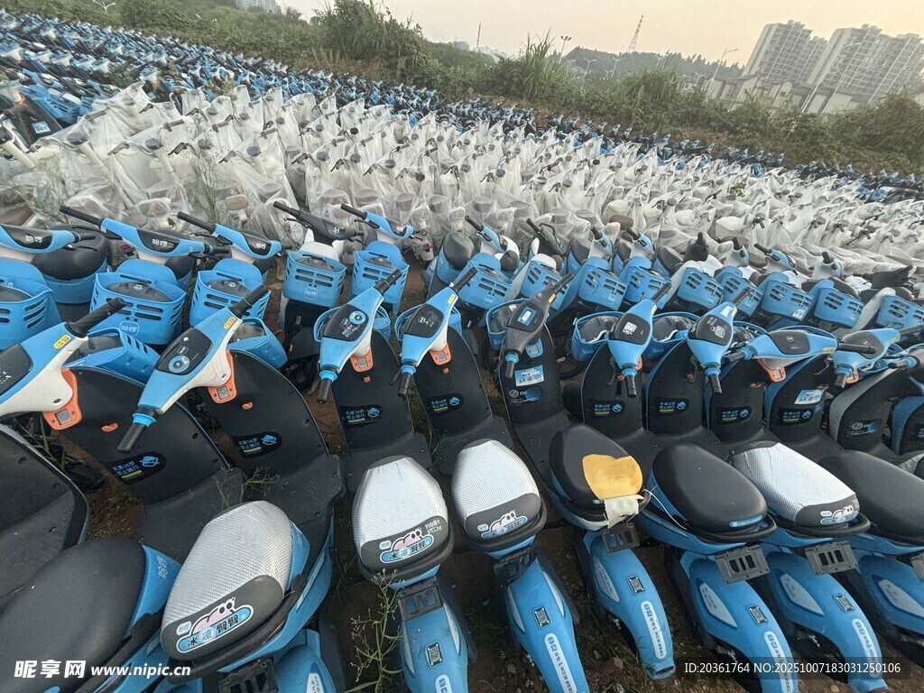 整齐停放的蓝色电动车群