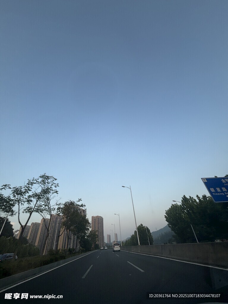 黄昏时分的宽阔公路景象