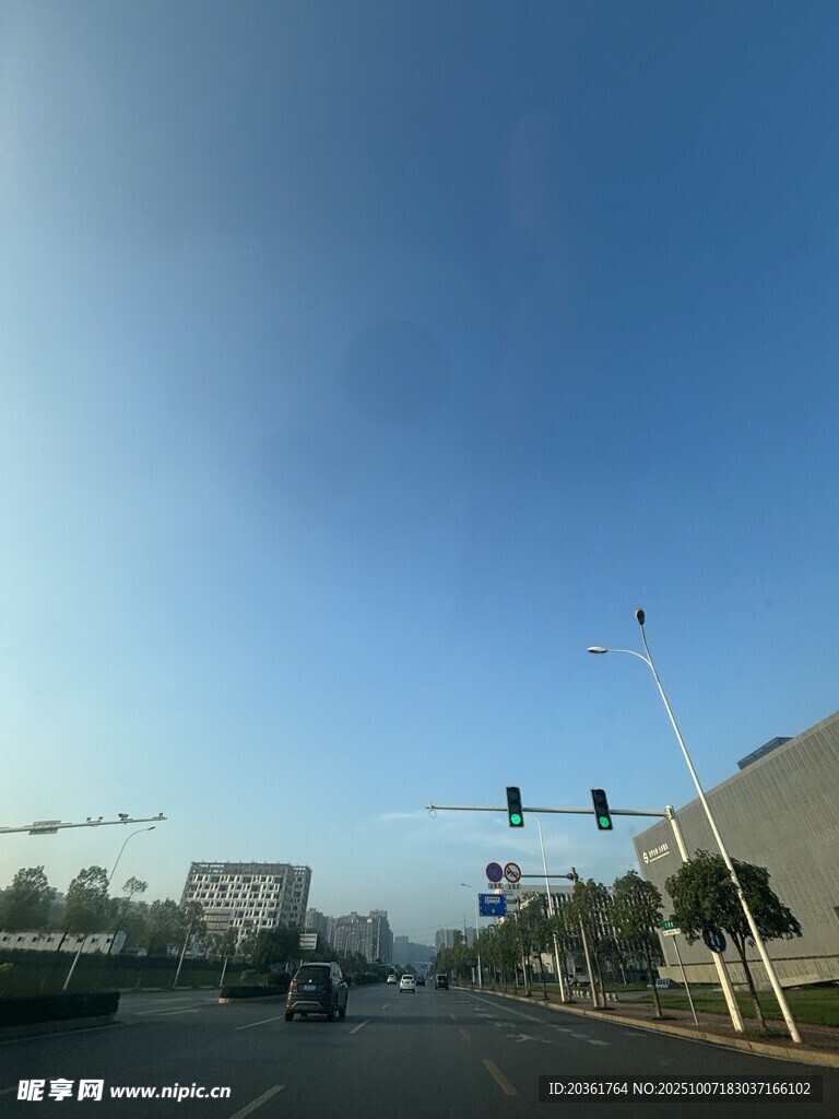 城市道路行车景象