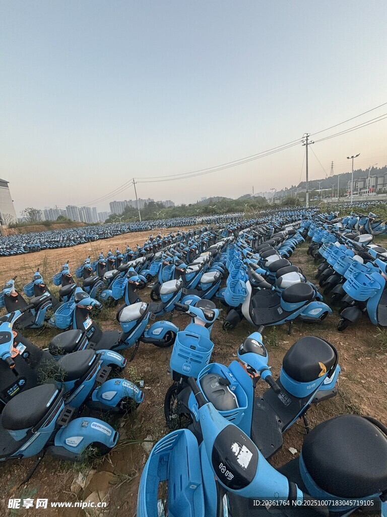 大量蓝色摩托车停放场地