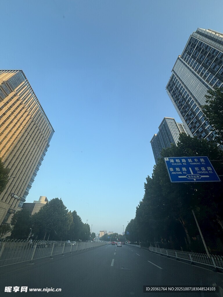 城市道路旁的高楼景象