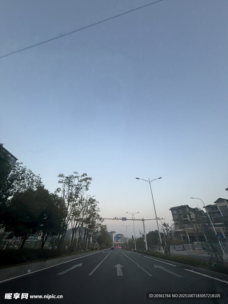 公路晨景