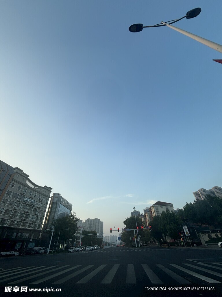 城市道路清晨景象