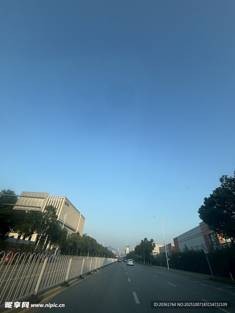 宽阔道路旁的晴朗景致