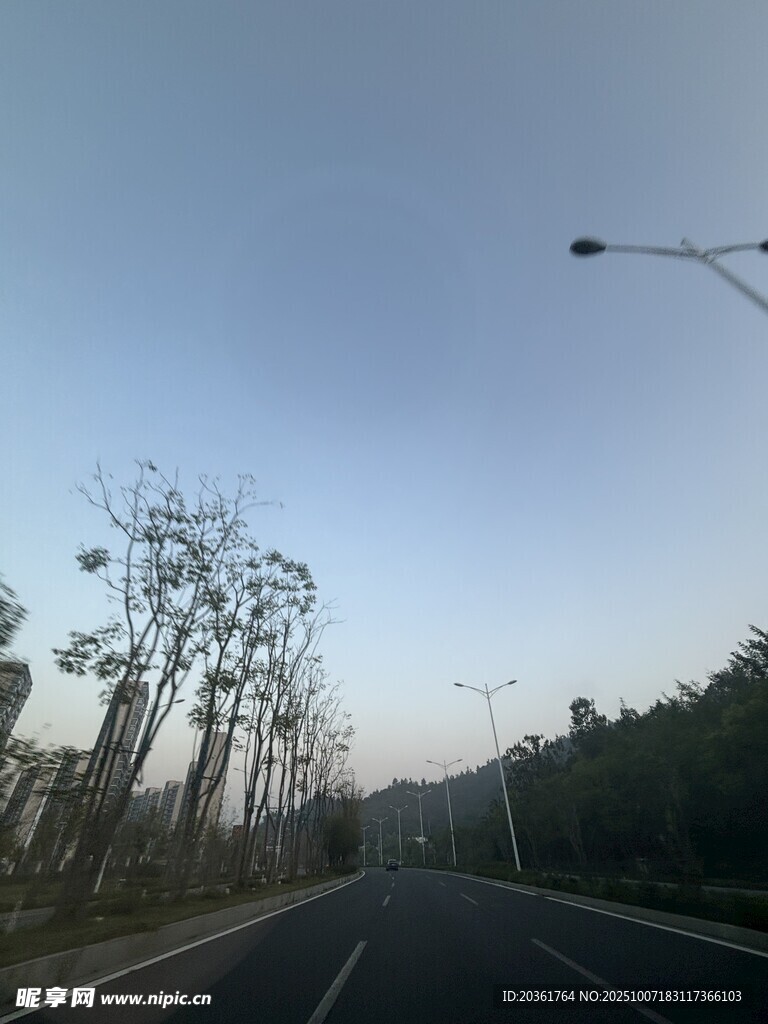 黄昏时分的空旷公路