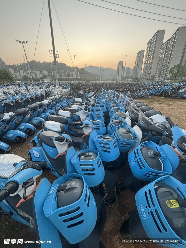 整齐停放的共享电动车