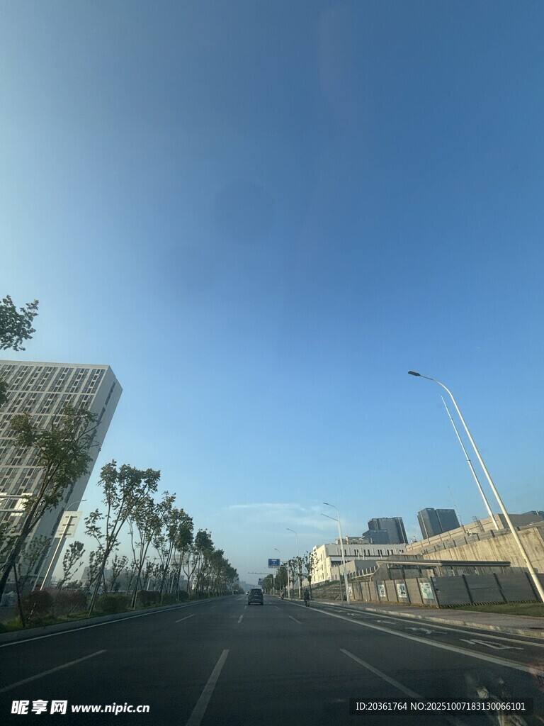 城市道路蓝天景观