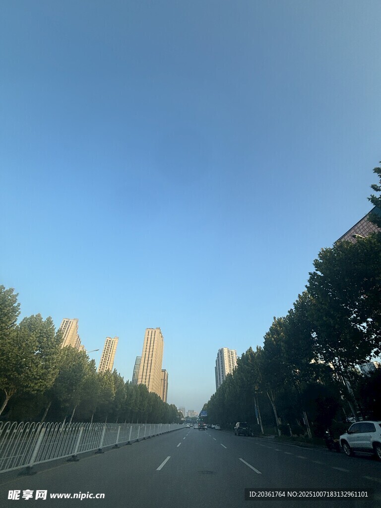 城市道路旁的林立高楼