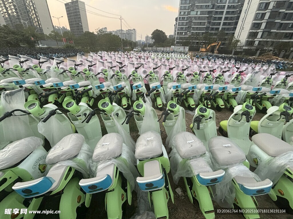 壮观的绿色人偶阵列