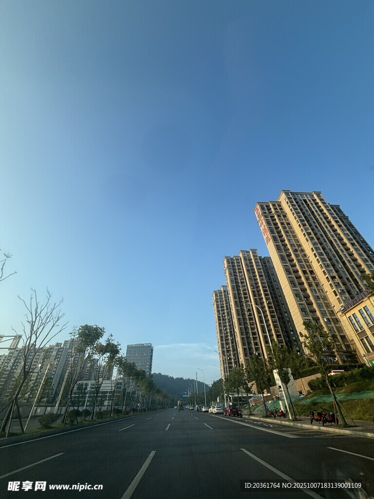 城市道路旁的高层住宅楼