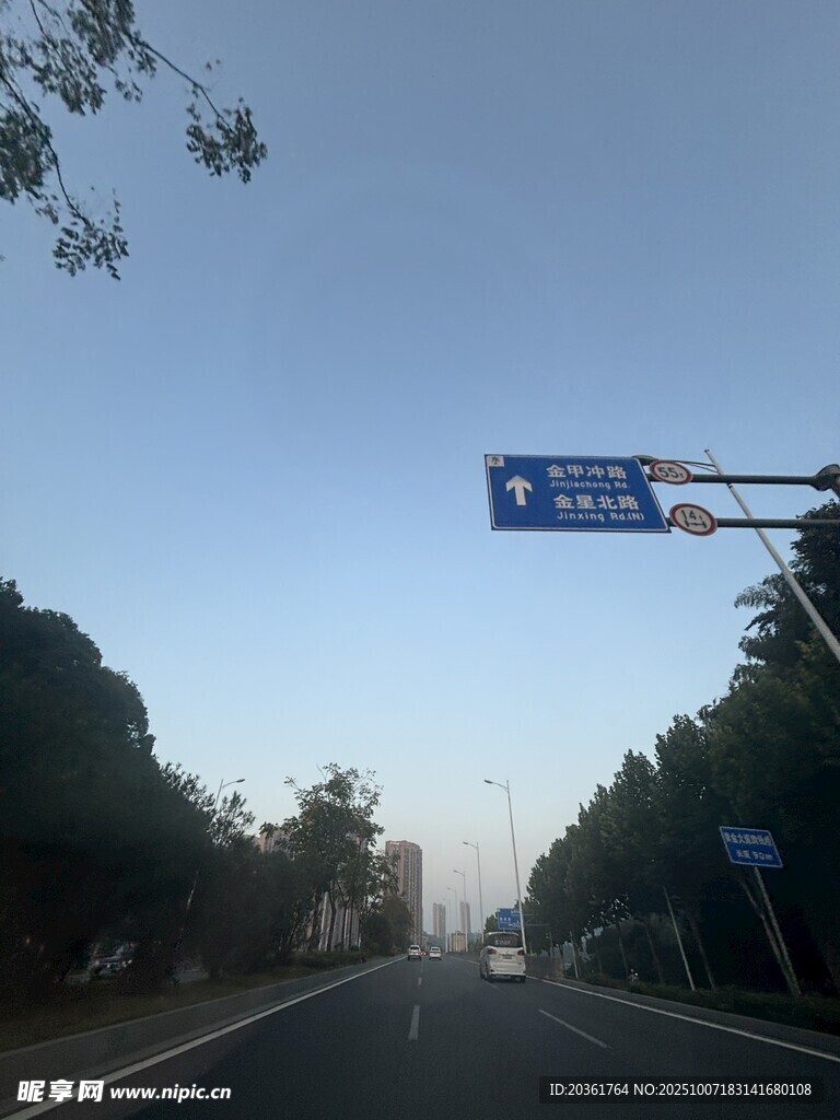 公路旁的蓝色路牌