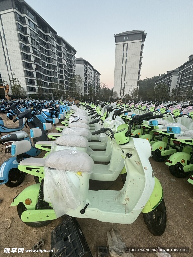 户外停放的多辆绿色电动车